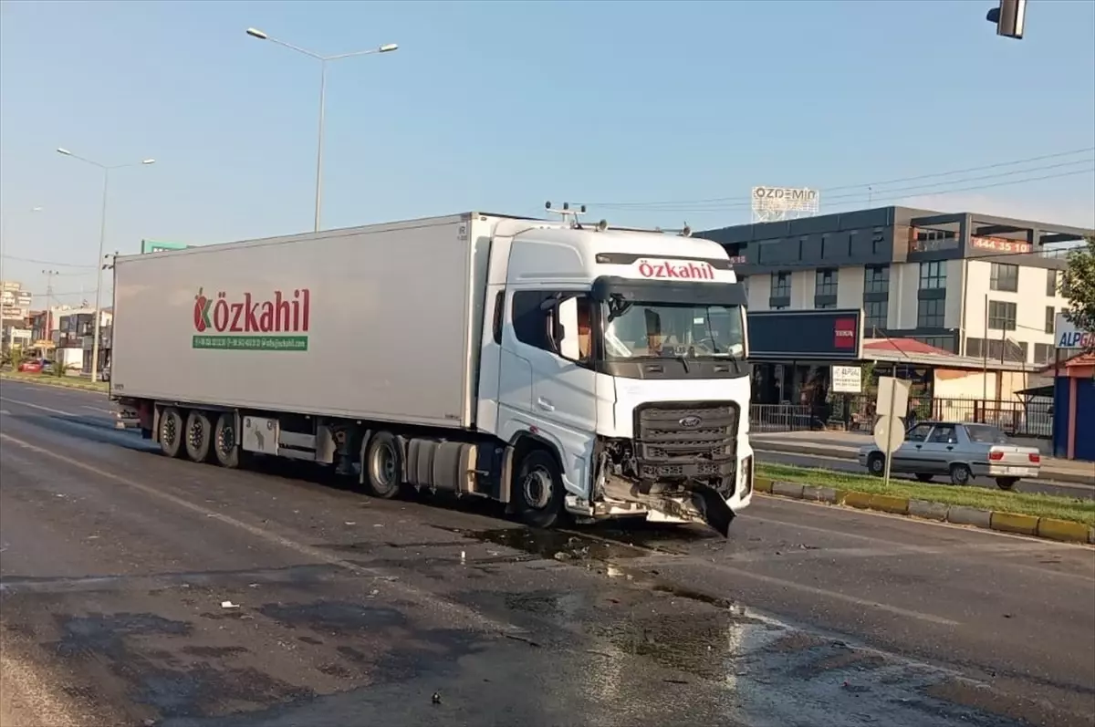 Edremit’te Tır Otomobile Çarptı: Sürücü Yaralı