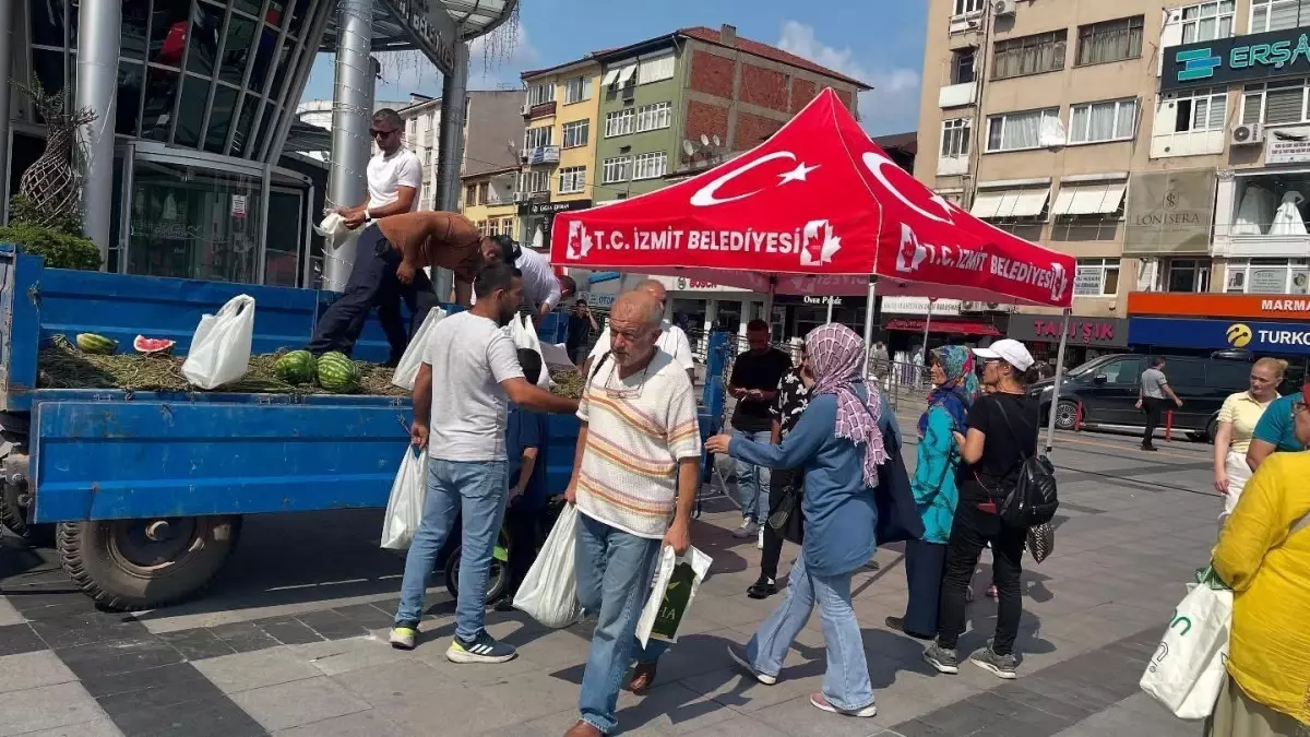 Karpuzları Ücretsiz Dağıttı